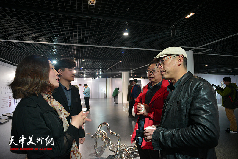 谭勋、黄文智在画展现场与观众交流。