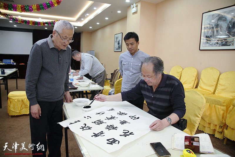 天津闻道久慕书画院书画家到华明镇开展文化交流