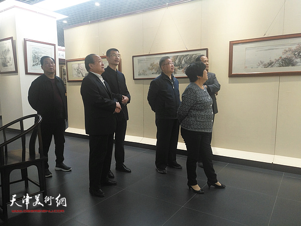 姜金军陪同寿光市各级领导在画展现场观看展品。
