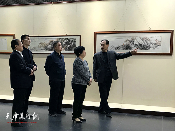 姜金军陪同寿光市各级领导在画展现场观看展品。