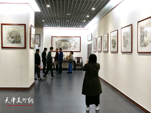 林泉清话——姜金军师生山水画作品展现场。