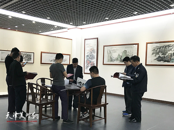 林泉清话——姜金军师生山水画作品展现场。