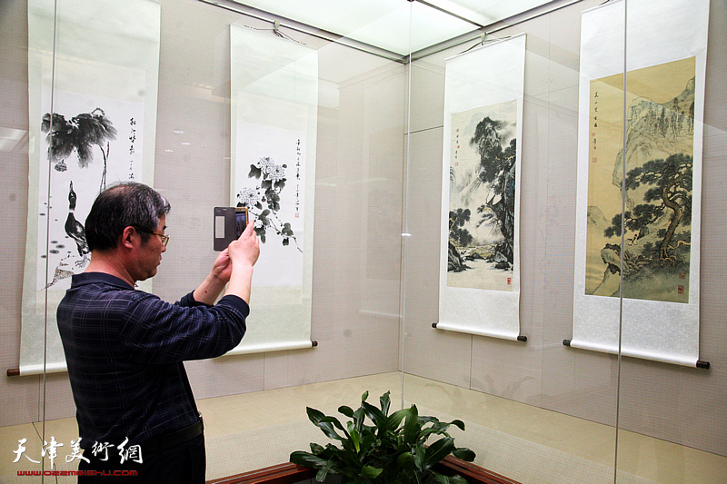 “海棠情深书画展”在周邓纪念馆开展