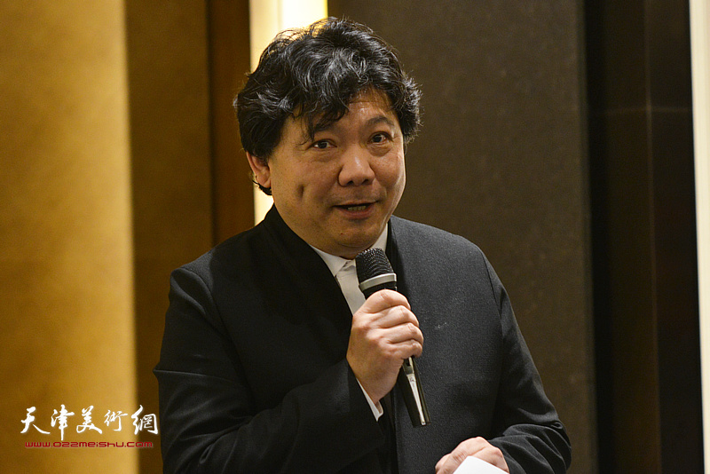 秀夫在作品沙龙开幕式上致辞。