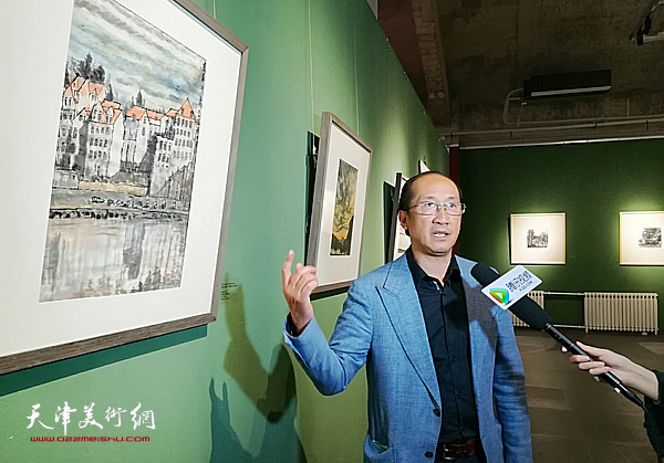 李可染画院副院长王海鲲在张大功作品前接受媒体采访