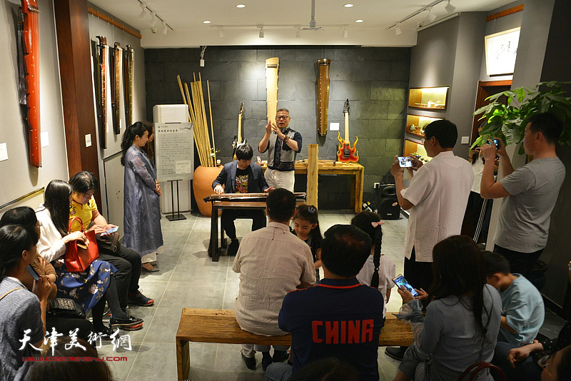 楚桐蜀丝话古琴·乐器张手工斫琴展演5月1日在十方雅集举办。