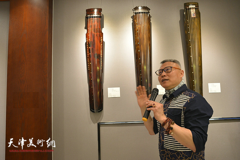“乐器张”斫琴第三代传人张俊国在现场介绍古琴。