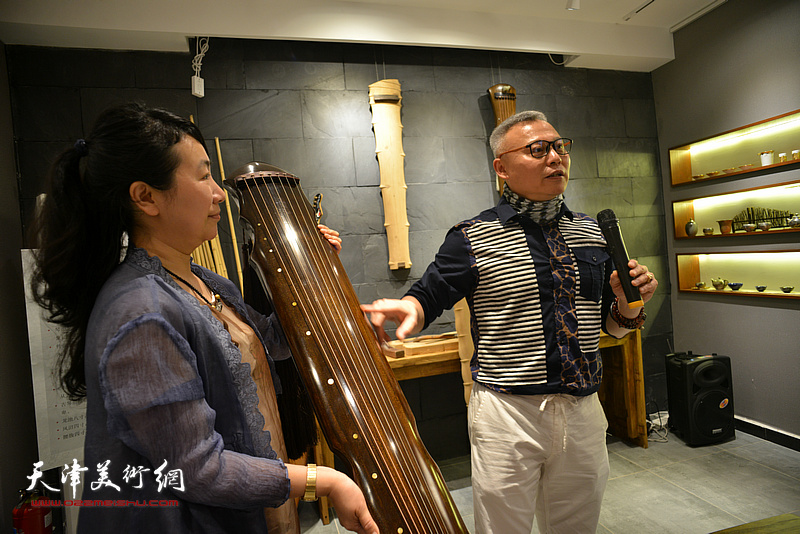 “乐器张”斫琴第三代传人张俊国在现场介绍古琴。