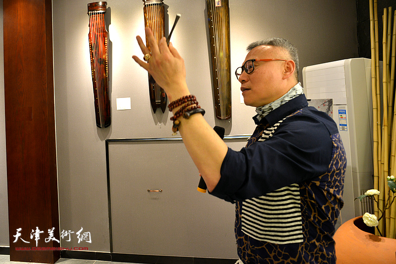“乐器张”斫琴第三代传人张俊国在现场介绍古琴的制作工艺。