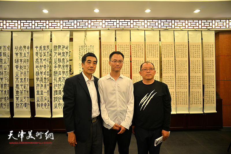 王炯智与来宾在展览现场