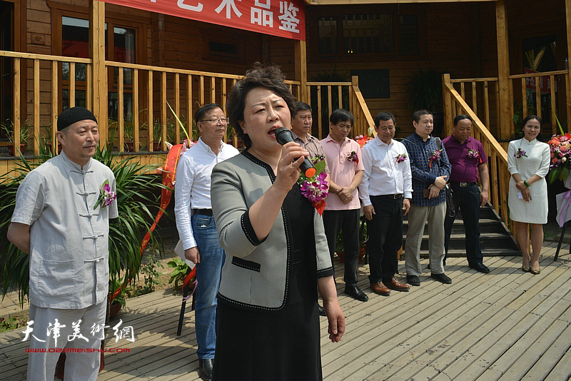 静海区妇联主席刘建华宣布品鉴会启动。