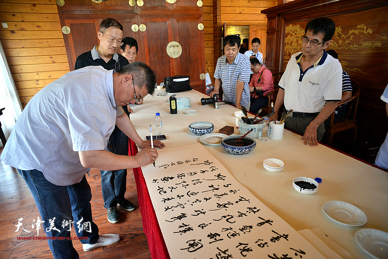 黄国庆在缪文杰书画艺术品鉴活动雅集现场。