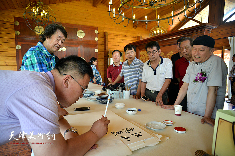 李欣在缪文杰书画艺术品鉴活动雅集现场。