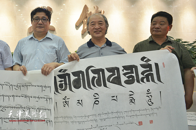 甘南州藏文书法家协会主席桑吉扎西向天津主办方赠送内容吉祥如意的藏文书法作品。