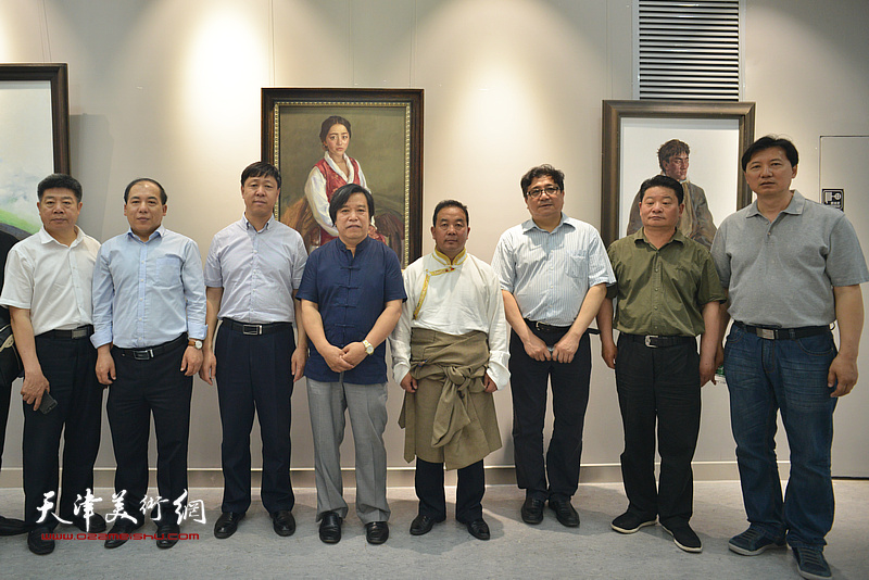 左起：张养峰、王绍森、张庆岩、李耀春、才虎杰、商移山、王永久、张福有在画展现场。