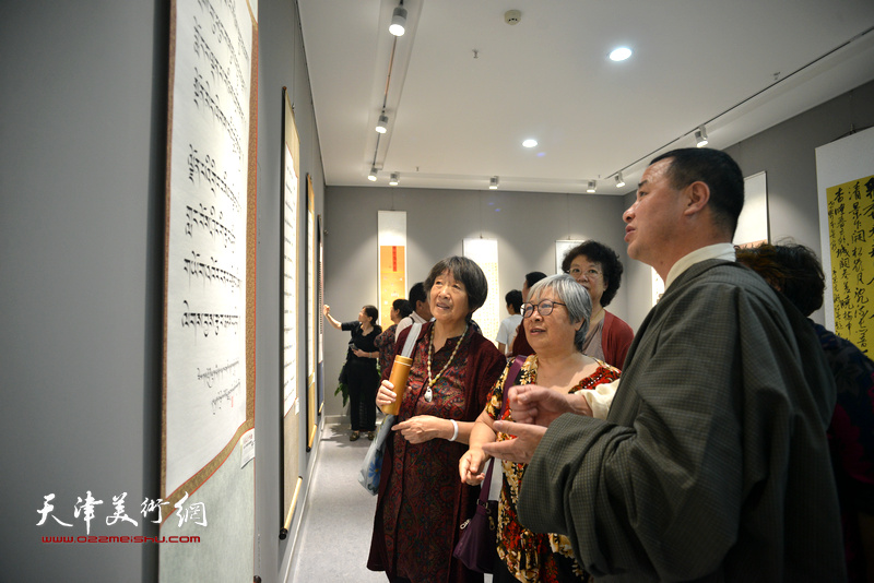 “到人民中去”—天津·甘南美术作品联展现场。