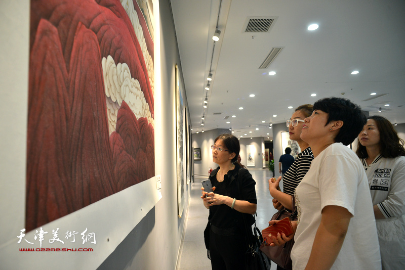 “到人民中去”—天津·甘南美术作品联展现场。