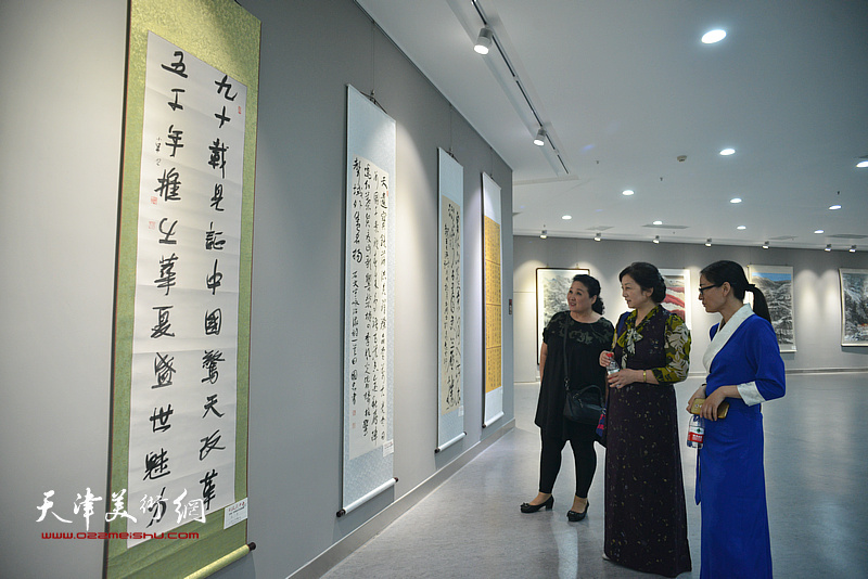 “到人民中去”—天津·甘南美术作品联展现场。