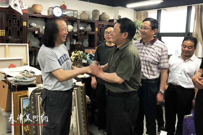 甘南美术家一行赴天津美术学院拜访周世麟教授。