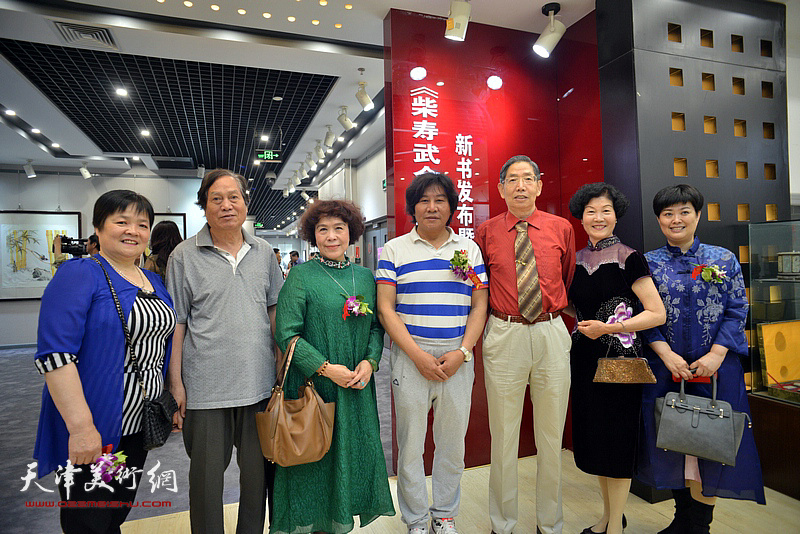 左起：徐立云、蒋峰、史玉、高学年、柴寿武、柴夫人、马江红在活动现场。