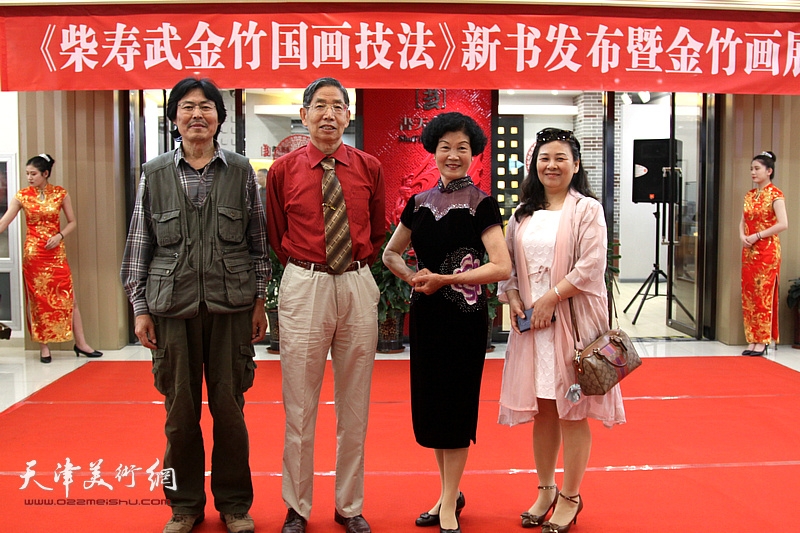 左起：杨家亮、柴寿武、柴夫人、江嫣在活动现场。