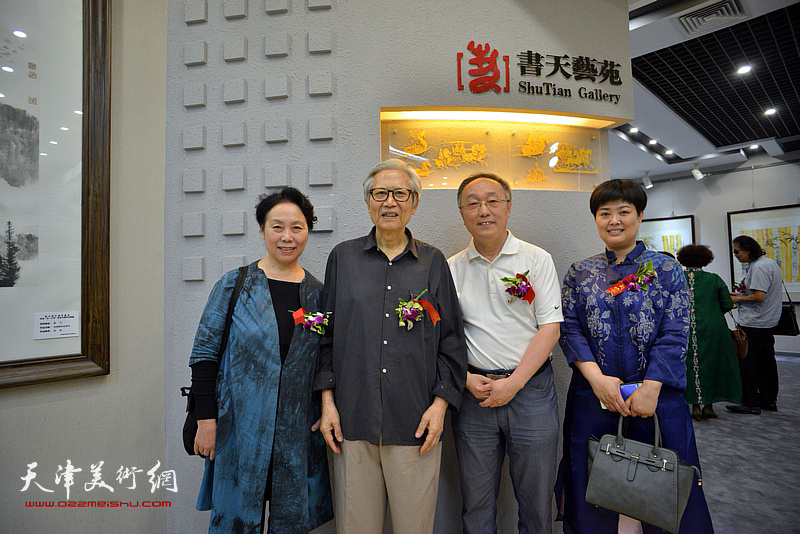 左起：崔燕萍、刘荫祥、何东、马江红在活动现场。