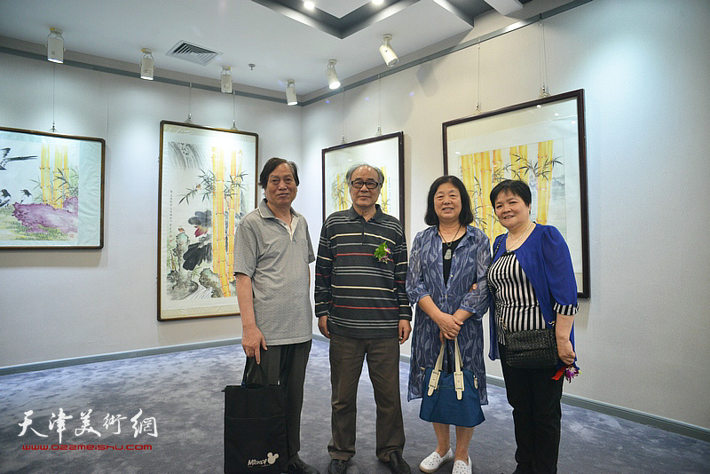 左起：蒋峰、郭书仁、蒋夫人、徐立云在活动现场。