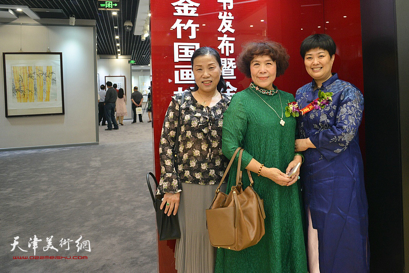 左起：刘静华、史玉、马江红在活动现场。
