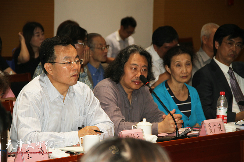 贾广健、张桂元在座谈会上。