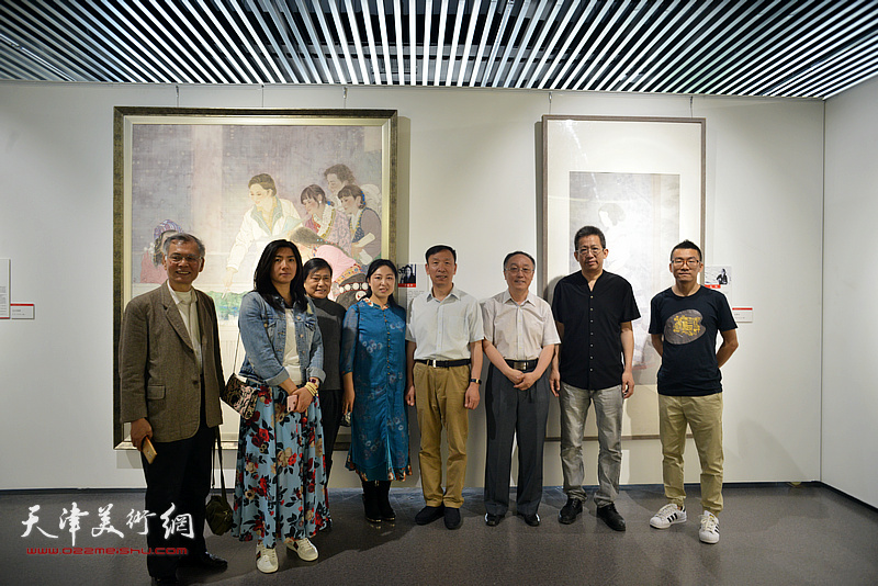 张建会、李毅峰、何东与天津画院青创中心青年画家在美术作品观摩展。