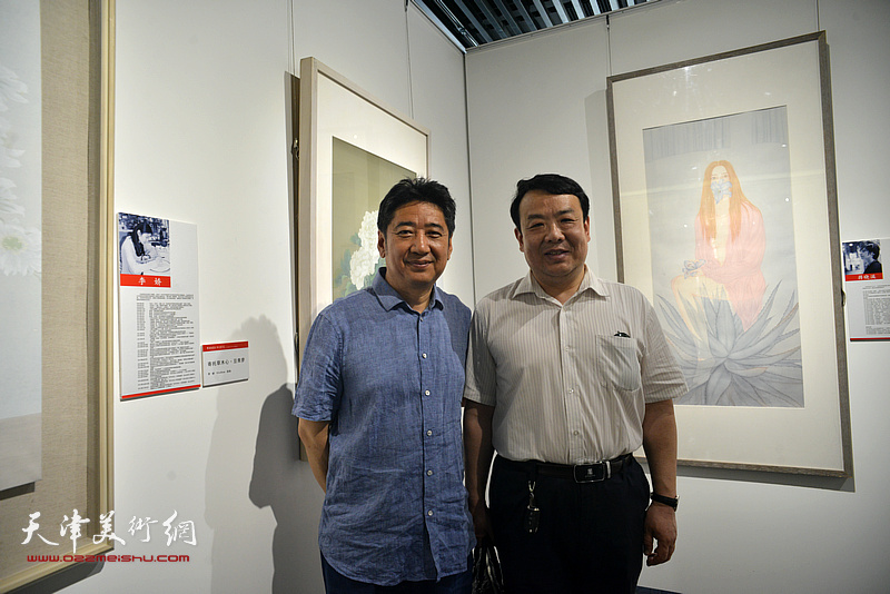 王卫平、王爱宗在天津画院美术作品观摩展上。