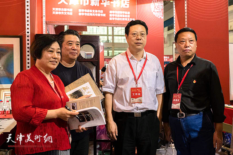 解俊茹与天津市出版传媒集团党委书记、总经理肖占鹏、天津工艺美术学院教授吕建成在活动现场。