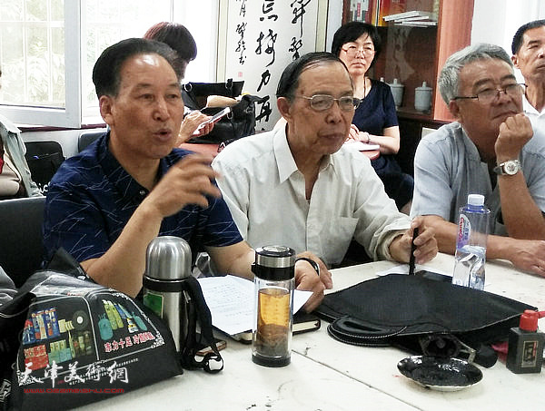天津老年书画研究会刘传光会长主持讲座。