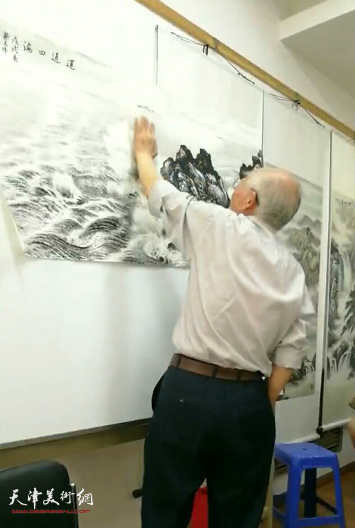 郭文伟在介绍焦墨海洋画“迷远”意境的创造