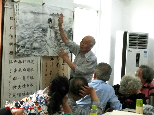 郭文伟在讲解焦墨人物海洋画