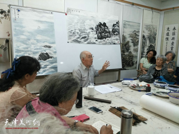 郭文伟在介绍山水画、海洋画留白意象的创造