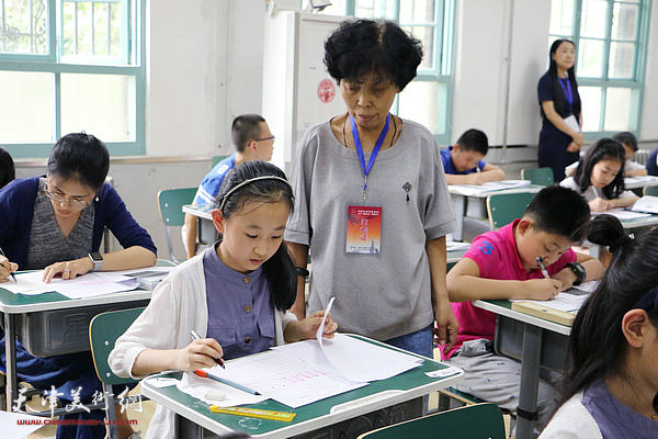 阎冬娥在中国书画等级考试天津考区。
