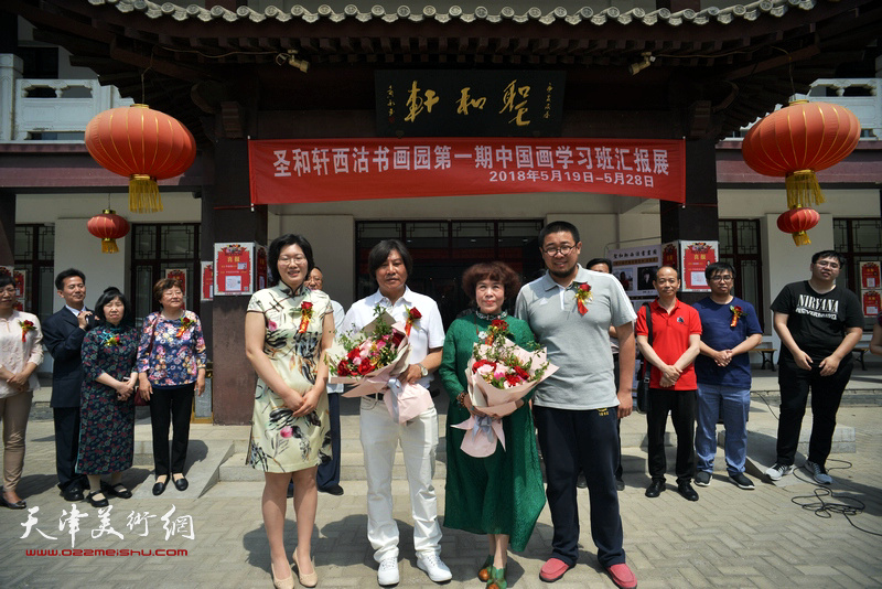 学员王榕、王赫向导师高学年、史玉献花。