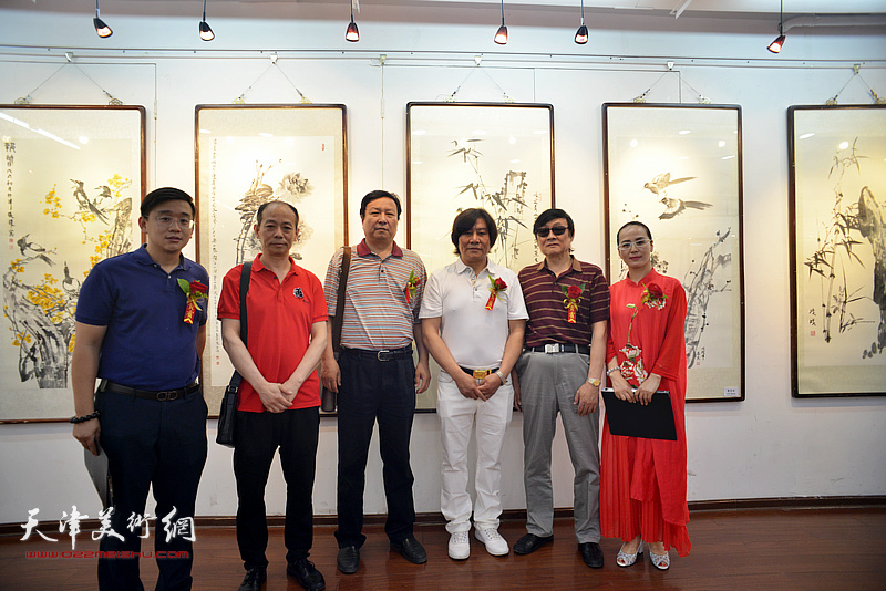 左起：张耀、启荣、王连宏、高学年、琚俊雄、李盟在画展现场。