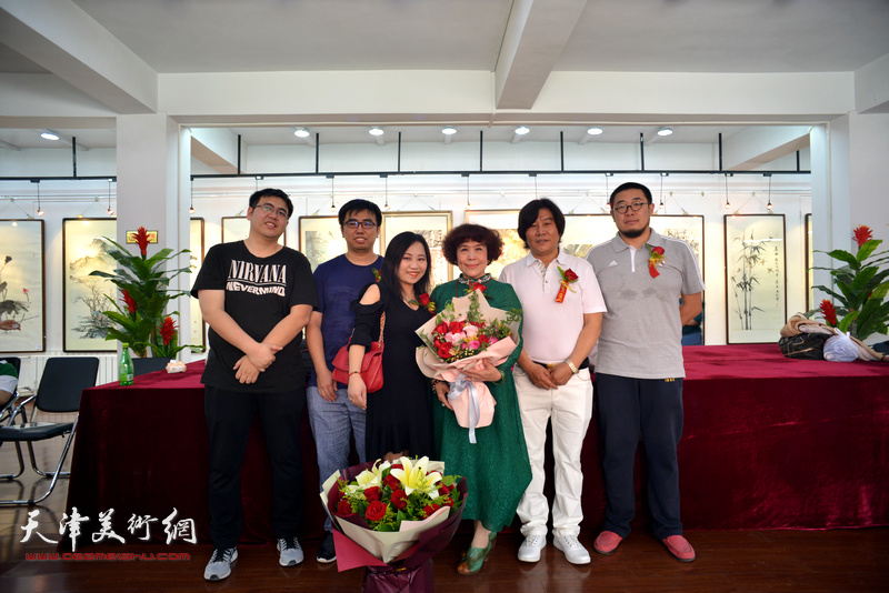 高学年、史玉与王赫、王磊、陈楠、金非在画展现场。