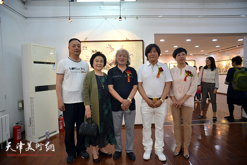 高学年与刘家栋、李学萍等来宾在画展现场。