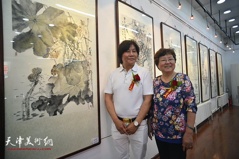 高学年与贾凤莲在画展现场。