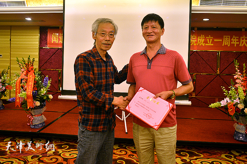为姚景卿颁发《闻道》栏目艺术专题首期嘉宾荣誉证书。