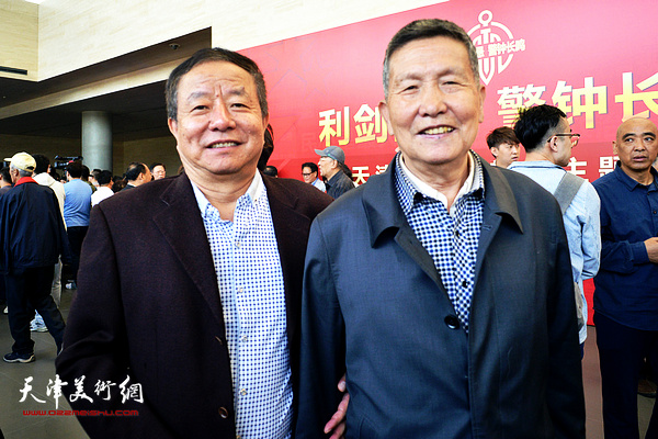 高凤楼（左）与著名画家张洪千在吴玉如书法作品展