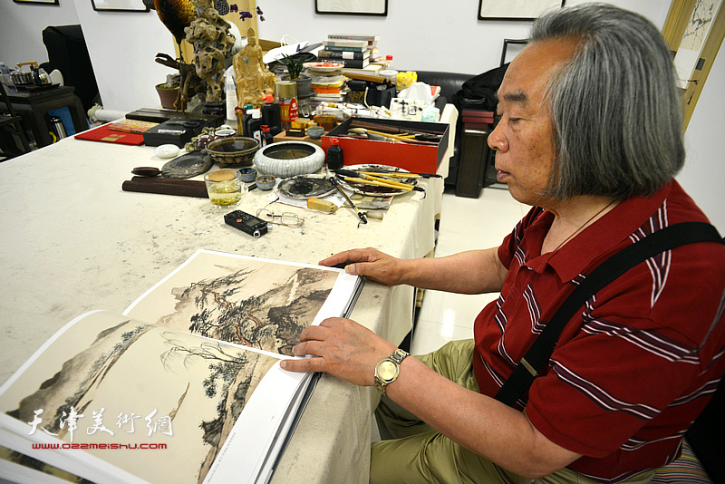 著名画家霍春阳观赏陈少梅作品。