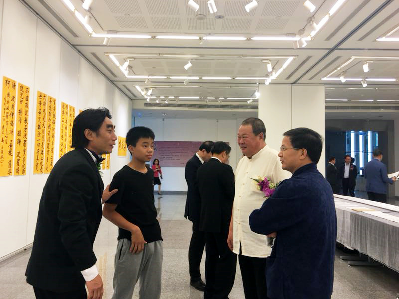 马孟杰与嘉宾在诗文书画展现场