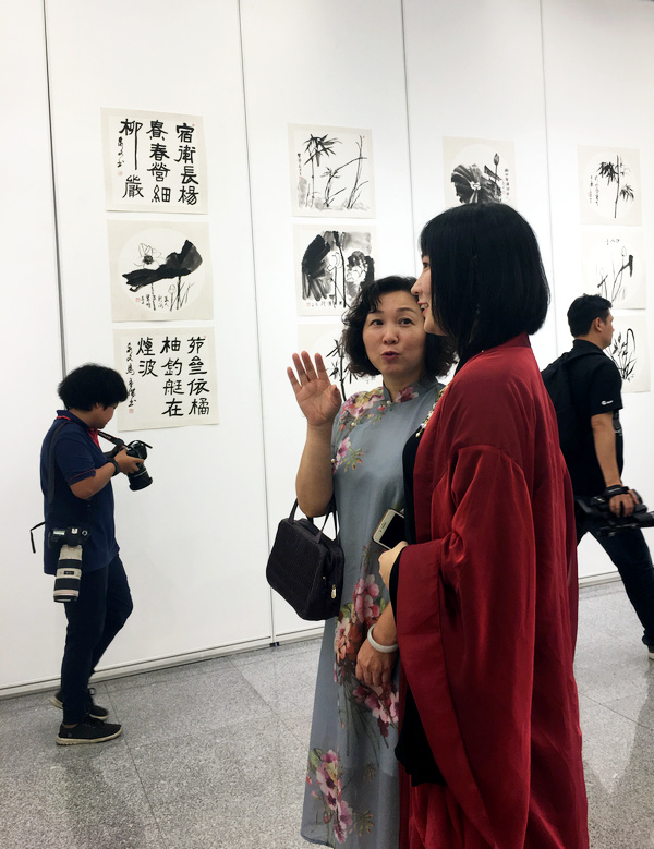 马丽亚与嘉宾在诗文书画展现场