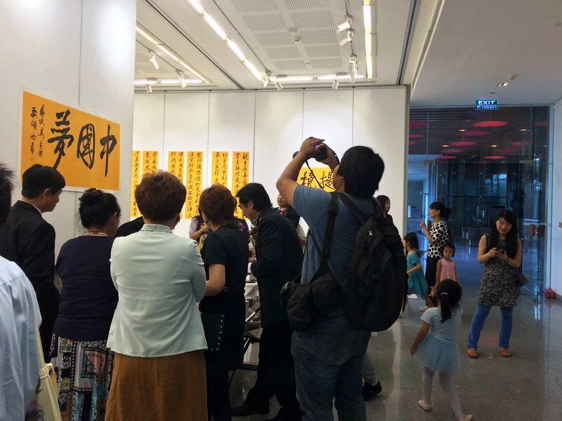 “梵天花雨”马孟杰、马丽亚诗文书画展现场。