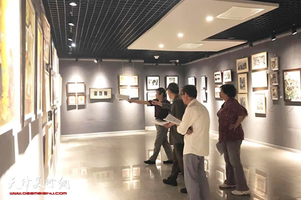 天津市首届架上连环画作品展在和平文化宫开展
