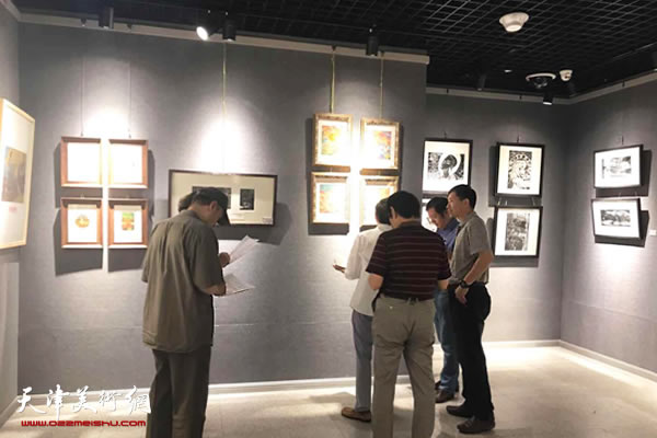 天津市首届架上连环画作品展在和平文化宫开展